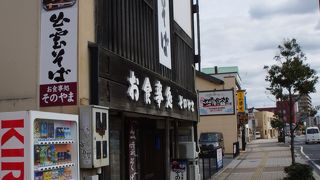 出雲市駅のまん前！入り口上部、大きな縦書きの出雲そばの文字が目印