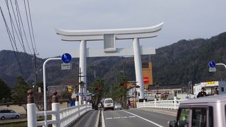 出雲大社の鳥居で一番大きいものです