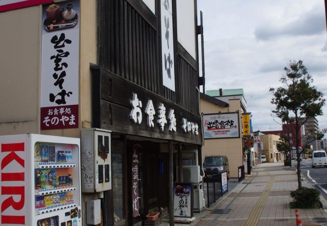 出雲市駅のまん前！入り口上部、大きな縦書きの出雲そばの文字が目印