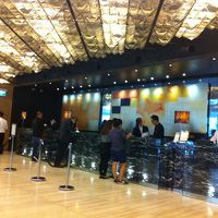 ロビーカウンターはチェックアウト時混みます