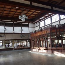 シャンデリアのぶら下がるおしゃれな駅舎の内部