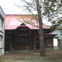 正面から見た本堂の様子