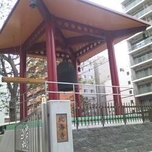 ハイカラな配色の鐘楼の様子