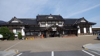 1924年に改築された純日本風瓦屋根木造建築が残る廃駅
