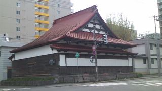 シックな風情の本堂と、派手な配色の鐘楼とのギャップが楽しめるお寺です