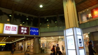 地下の魚屋さんは割引セールがお得