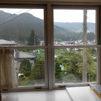 もうひとつの部屋の窓。緑いやされるわ〜。