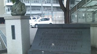 「どんぐりころころ」の歌碑とどんぐりの木（ミズナラ）のコラボが素敵です