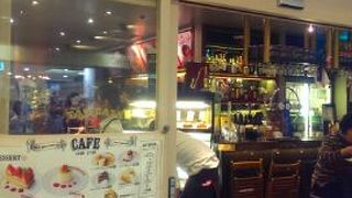 駅ナカのカフェバーです。