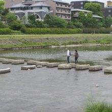 橋まで行かないで反対岸に渡れます。