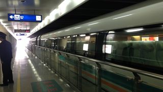 最高速度430キロ　上海リニアに乗車