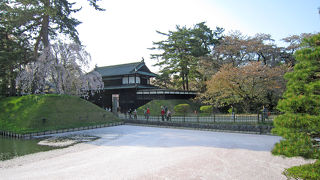 様々な施設が集まる。