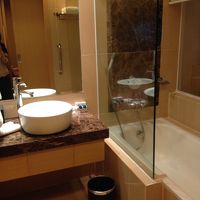 カーテンはありますが、ガラス張りです。