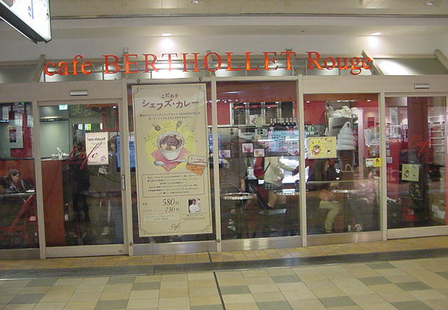 シックな内装が落ち着きます