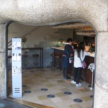 カサミラ内のスタンド・カフェ。建物を上手く利用しています。