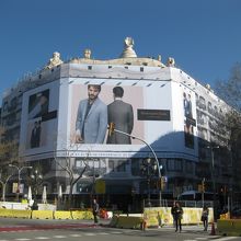 カサミラの全体像。修復中で外観は全滅です。