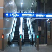 地下通路の北端にあるエスカレーターの様子