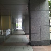 外の通路も回廊状になっていて、雨は回避（風は不可）出来ます