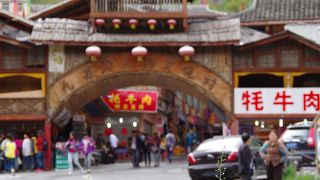 お土産屋さんが多くあります