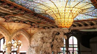 日本のTV-CMでも使われている音楽堂内の天井のステンドグラスは素晴らしいです。