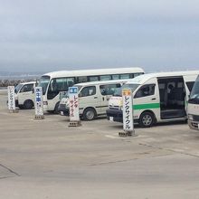 左の方に竹富観光センターのバスがあります