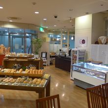 出来立てのパンが数多く並びます