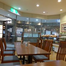 ここで焼きたてのパンを食べました