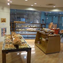 たくさんの焼きたてパンが並びます