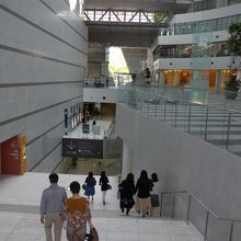 アクロス福岡地下向かう階段　下りた右側にお店はあります