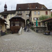 この奥に城の入り口