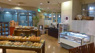 焼きたてのパンが食べられます。アクロス福岡の地下街にあります。