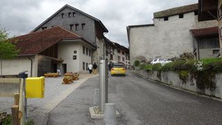 田舎の小さな村にある