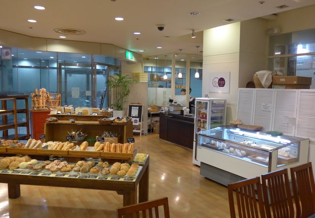 焼きたてのパンが食べられます。アクロス福岡の地下街にあります。