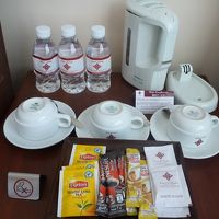 奥の水は無料。冷蔵庫内や大きいエビアンは有料。