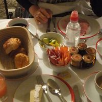 朝食,クロワッサンパン・オ・ショコラ、レザン　お水は自前です