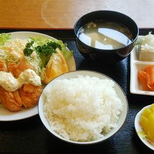 お漬物は数種類あり、自由に取れます。梅干しおいしかった。