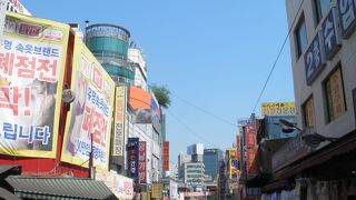 お土産屋とめがね屋が多い観光市場