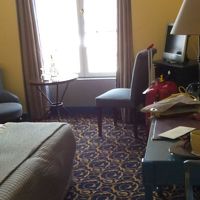 デスクでイスを使うと通れなくなります