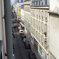 西､黄色い看板の手前がラデュレボナパルト 