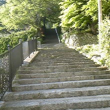 温泉神社へと続く急な石の階段