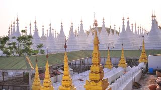 真っ白い仏塔がいっぱい