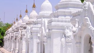 ここも白い仏塔が沢山