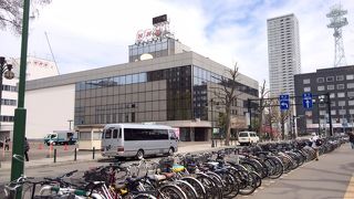 テレビ塔横の放送局