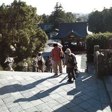 本殿への石段の上から、舞殿を見下ろしました。