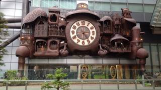 平日の夕方、すごい人だかりでした。