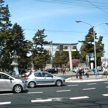 春休みのせいか、若年層の参拝客が多かったです。