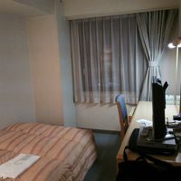 コンパクトで清潔な部屋。眺めは良い。