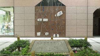 大桟橋通り沿い、本町通りとの交差点脇にあります