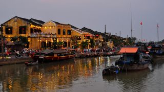 日没後は消灯され、ランタンの灯だけ