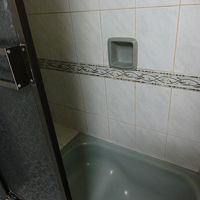 シャワーするには少し狭い。熱いお湯は出ます。